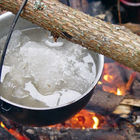  Świeży śnieg to doskonały materiał na gorącą herbatę. Fot. Krzysztof Kwiatkowski 